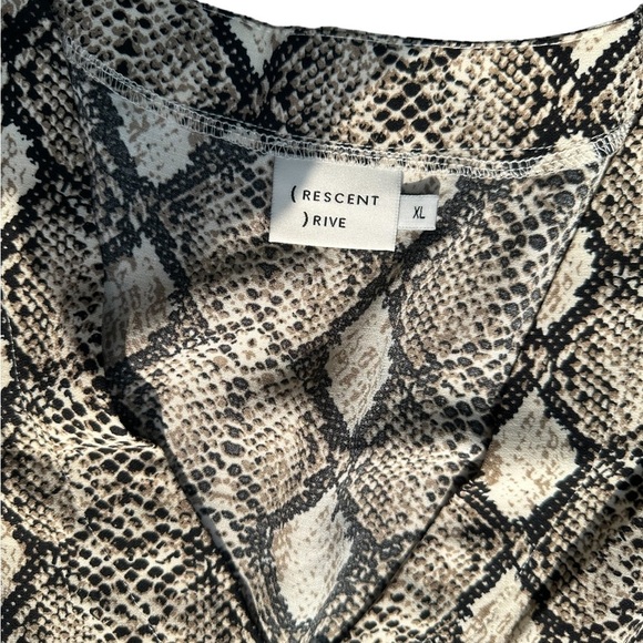 Snakeskin print shirt dress above the knee. V neck . No stretch. - Picture 3 of 7
